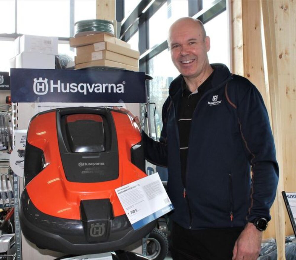 Leppäseltä Husqvarna automoweri pihaan kuin pihaan